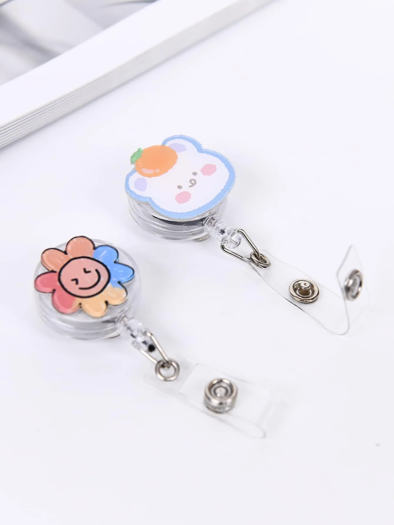 1pc Cartoon Graphic Random Card Buckle