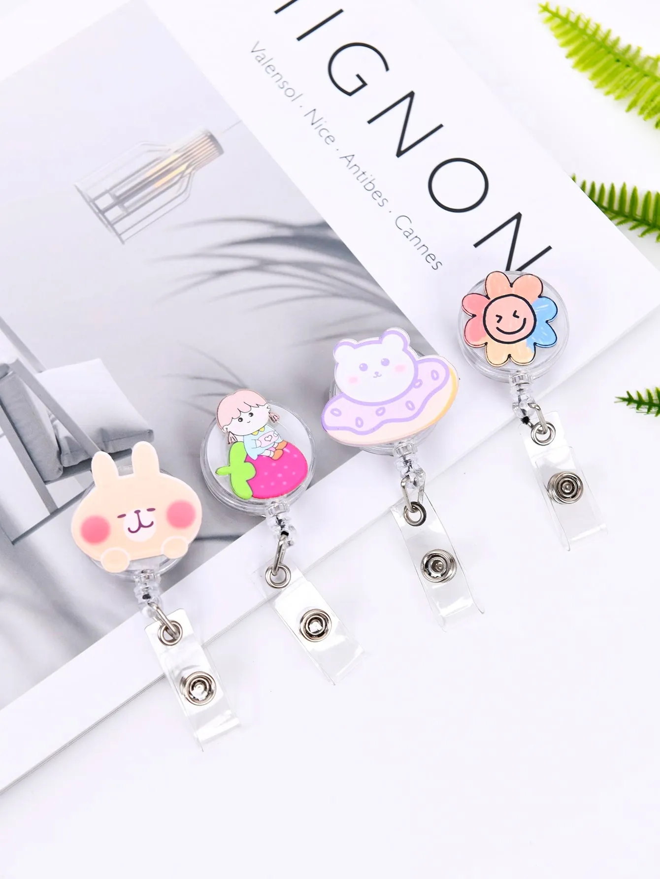 1pc Cartoon Graphic Random Card Buckle