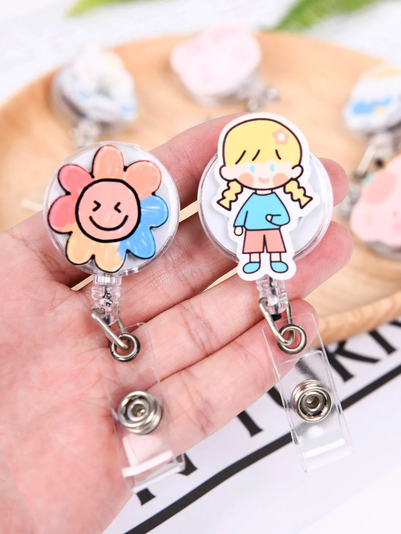 1pc Cartoon Graphic Random Card Buckle